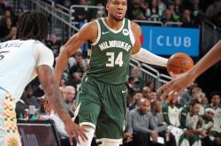 九游游戏旧版本密尔沃基雄鹿训练开放日，冲刺阶段止住颓势引欢呼，NBA总决赛在即，赛程密集仍需轮换的简单介绍